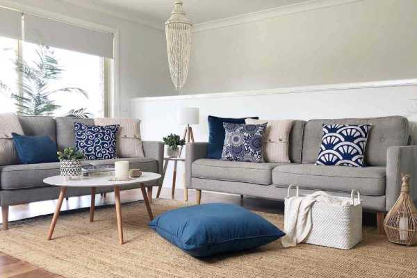 Pilih Bantal Sofa dengan Warna atau Motif yang Kontras