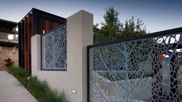 Pagar Besi Dengan Ornamen Tipis - contoh pagar rumah minimalis